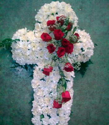Tanesa Funeraria Y Tanatorio Extremeño S.A cruz con rosas